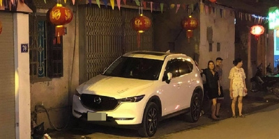 Nhờ chiếc ô tô đậu "kém duyên" chắn cửa nhà dân, CĐM được mẻ cười vỡ bụng với màn tường thuật bá đạo