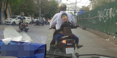 Hài hước với hình ảnh cậu bé cực kỳ phấn khích khi ngồi sau lưng bố chở đi học mỗi ngày