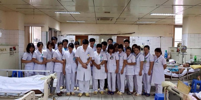 Bức ảnh xúc động: Các bác sĩ cùng chắp tay, cúi đầu xin lỗi vì sự cố 8 bệnh nhân chạy thận tử vong