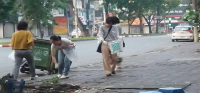 Cảm phục hình ảnh nhóm du khách người Nhật đội nắng nhặt rác trên đường phố Thủ đô