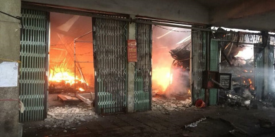 Hà Nội: Chợ Sóc Sơn bốc cháy dữ dội, các tiểu thương thất thểu vì cháy rụi hàng buôn bán