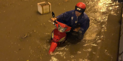Mưa lớn trong đêm, xe máy ngập tới yên xe ở Sài Gòn
