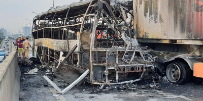 Hà Nội: Tai nạn kinh hoàng khiến xe khách và container cháy rụi, 3 người thương vong