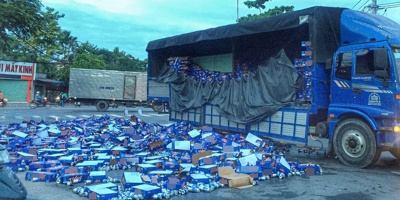 Cả trăm thùng bia rơi ra đường, dân Bình Dương hò nhau gom giúp tài xế