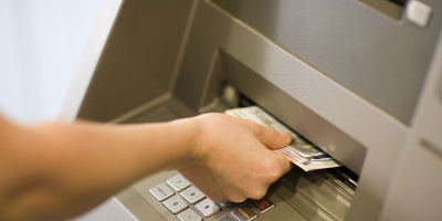 4 ngân hàng tăng phí rút tiền ATM bị Ngân hàng nhà nước "tuýt còi"