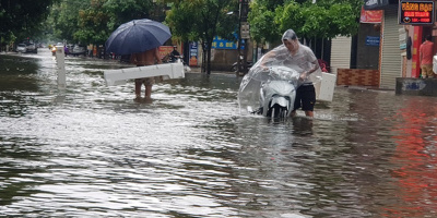 Đường phố Vinh ngập sâu, xe "trôi" trên sóng nước