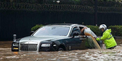 Chùm ảnh lụt lội từ đường phố vào tận trong nhà dân của Hà Nội khiến cư dân mạng "cạn lời"