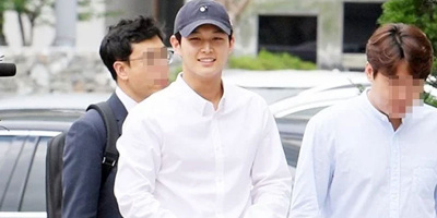 Lee Seo Won gây sốc khi cười tươi roi rói khi đi hầu tòa vì quấy rối tình dục