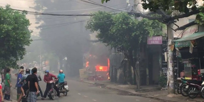 Cháy bãi xe ở Sài Gòn, thiêu rụi nhiều "xế hộp"