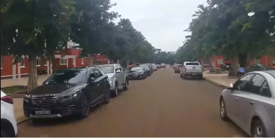 "Đại hội phụ huynh" trường người ta, ô tô xếp hàng dài khiến CĐM 'choáng váng' khi đếm mãi không hết