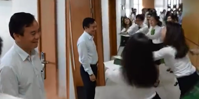 Nhân viên hát nhạc chế chúc mừng sinh nhật Sếp khiến CĐM phát cuồng vì quá dễ thương