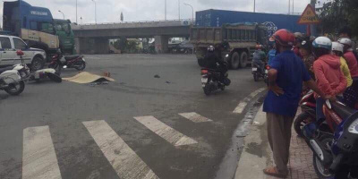 Cha ôm thi thể con trai tử vong gào khóc giữa đường phố Sài Gòn sau va chạm với xe ben