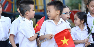 Lễ khai giảng tại ngôi trường đặc biệt ở Hà Nội: "Dành 1 tháng để học hát Quốc ca bằng ... tay"