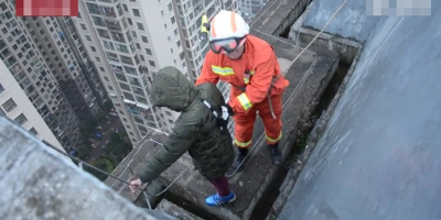 Thót tim cảnh cậu bé trèo lên tầng 33 của tòa nhà gào khóc vì... không muốn đi học