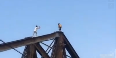 2 thanh niên “chơi trội” trèo lên nóc cầu Long Biên nhào lộn khiến dân mạng "thót tim"