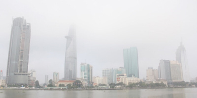 Sài Gòn bất ngờ chìm trong màn sương trắng xóa từ sáng đến chiều khiến người dân ngỡ ngàng