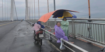 Đà Nẵng: Nghẹn lòng mẹ già đội mưa chờ tìm thi thể con trai ngày giáp Tết