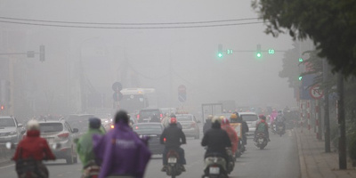 Sáng nay, sương mù trùm kín các tòa nhà cao tầng tại Hà Nội, người dân phải bật đèn di chuyển