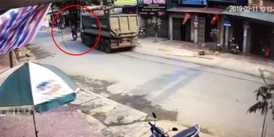 Thót tim trước cách sang đường như muốn “tự sát” của người đàn ông lái xe máy
