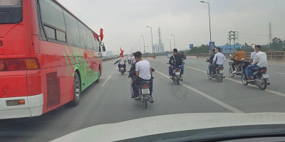 Hàng chục xe máy nối đuôi nhau đi vào đường cấm, chặn xe ô tô hú hét "tiễn bạn đi lính"