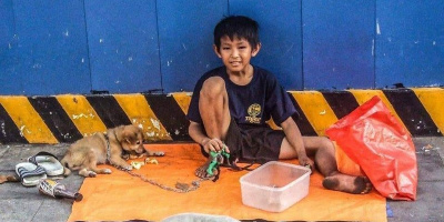 Cậu bé ăn xin và chú cún nhỏ: Khoảnh khắc lay động triệu trái tim với một tình bạn đẹp