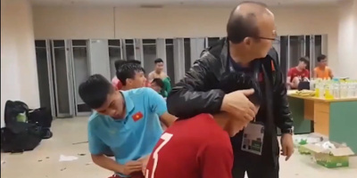 Xúc động hình ảnh thầy Park ôm Tấn Sinh vào lòng sau trận thắng U23 Việt Nam - Thái Lan