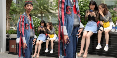 Trên đời này có hai loại con gái: Chân dài như siêu mẫu và ngắn ngủn mà cute thế này đây