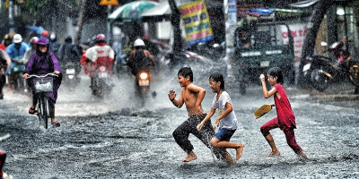 Cuối cùng Sài Gòn đã chịu đổ mưa: Lội bì bõm, té ngã mà "thích quá", ngỡ đang dự lễ hội té nước chứ!