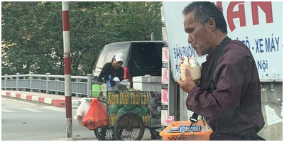 Chú bé bán dạo tặng người tàn tật bán rong ly kem giữa trời nắng: Thương người đâu cần giàu có!