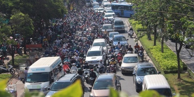 4 ô tô tông liên hoàn khiến cầu Sài Gòn tê liệt, người dân chôn chân dưới trời nắng nhiều giờ liền