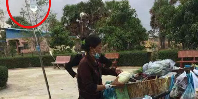 CĐM xúc động trước hình ảnh người phụ nữ vừa truyền thuốc, vừa bán rau giữa đường