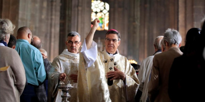 Cận cảnh lễ phục sinh được tổ chức bên trong nhà thờ Đức Bà Paris sau vụ hỏa hoạn