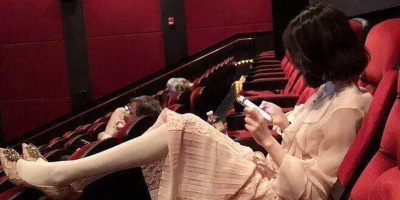 Gác cả 2 chân lên ghế rạp chiếu phim để có 1 bức hình "chanh sả", cô gái khiến CĐM tranh cãi