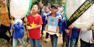 Đám tang đẫm nước mắt tiễn đưa học sinh bị đâm ngay tại trường học: Nhà hung thủ ngay kế bên