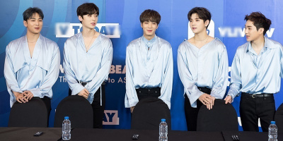 NU'EST "đốn tim" người hâm mộ vì vẻ đẹp "nam thần" trong buổi fansign đầu tiên tại Việt Nam