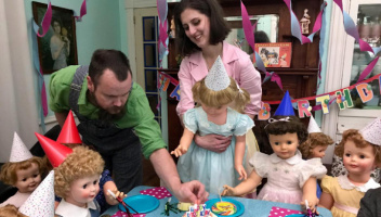 Cặp đôi nuôi 30 "đứa con" búp bê: Thường xuyên cùng nhau nấu nướng, tổ chức tiệc