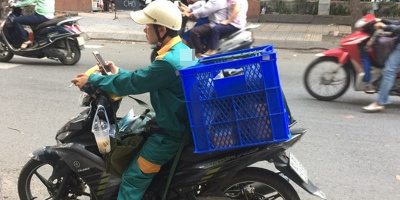 Từ năm 2021, tài xế xe ôm và shipper phải đeo thẻ hoạt động trên ngực áo