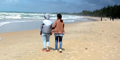 Nhói lòng cảnh vợ trẻ xin xuất viện sớm, khóc ngất bên bờ biển Bình Thuận chờ tin chồng mất tích