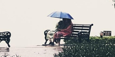 Đâu ai muốn bình thường khi yêu: Đôi nam nữ tình tứ cả tiếng đồng hồ dưới trời mưa như trút nước