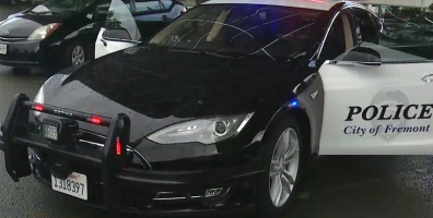 Đang truy đuổi nghi phạm thì xe điện Tesla của cảnh sát bị... hết pin