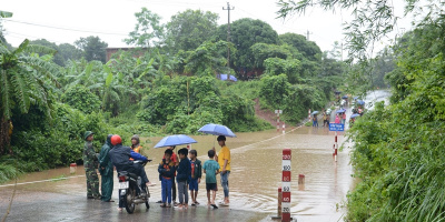 Xót xa cảnh hàng trăm học sinh ở Quảng Trị hoãn khai giảng vì mưa lũ