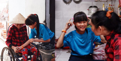 Thương cảnh cô bé 12 tuổi tối đẩy xe lăn cùng mẹ bán vé số