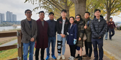 Xuân Trường lạc quan, chống nạng đi ngắm mùa thu Hàn sau chấn thương