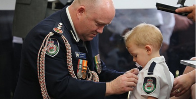 Con trai 19 tháng nhận huy chương thay cha đã mất trong vụ cháy rừng