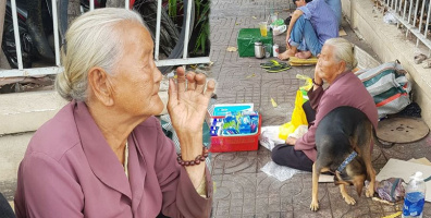 Bà cụ vô gia cư nhịn ăn để gửi chó của mình vì sợ bị câu mất