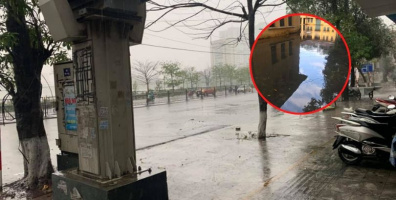 Dân mạng than trời: Hà Nội chìm trong biển nước vì mưa trái mùa