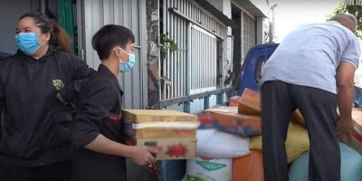 Cô gái bị cây ATM gạo từ chối đã mang quà tặng hoàn cảnh khó khăn hơn