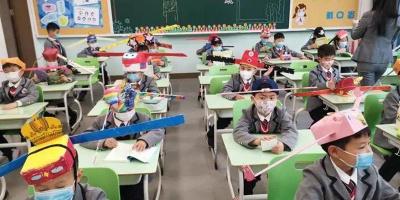 Cách giữ giãn cách xã hội độc đáo trong trường tiểu học tại Trung Quốc