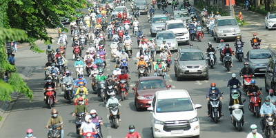 Đường phố Hà Nội và TP.HCM đông đúc, tắc nghẽn trở lại sau kỳ nghỉ lễ