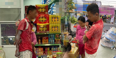 Người thợ xây lấm lem bùn đất đưa vợ con đi mua sắm